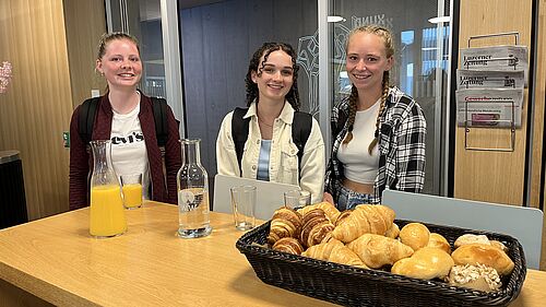 Drei neue Studierende im Bistro