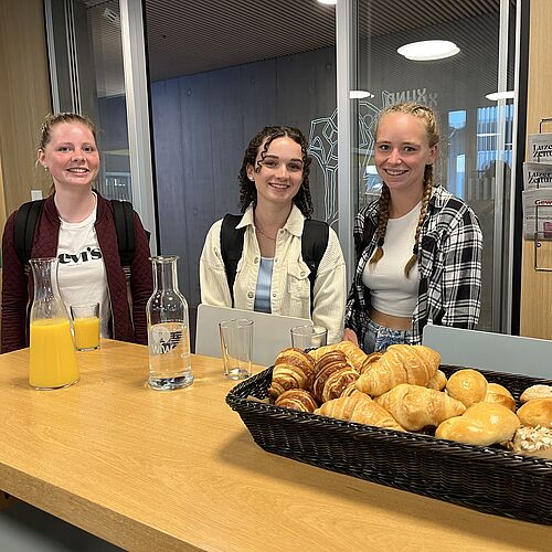 Drei neue Studierende im Bistro