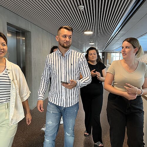 Gruppe auf Schnitzeljagd