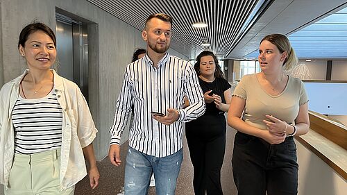 Gruppe auf Schnitzeljagd