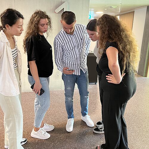 Gruppe auf Schnitzeljagd