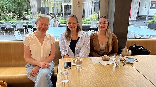 Drei neue Studierende bei Kaffee und Brötli