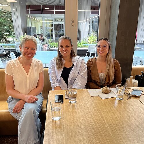 Drei neue Studierende bei Kaffee und Brötli